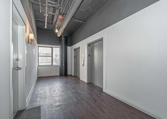 Spacious And Luxurious 3br Near Mccormick Place And Soldier Field With Optional Parking - Sleeps 10 *
