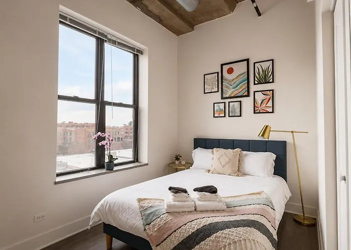 Spacious And Luxurious 3br Near Mccormick Place And Soldier Field With Optional Parking - Sleeps 10 *