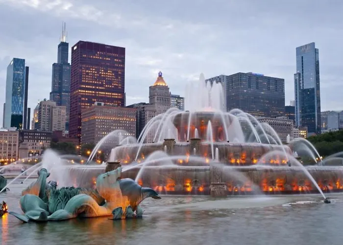 Spacious And Luxurious 3br Near Mccormick Place And Soldier Field With Optional Parking - Sleeps 10 Chicago