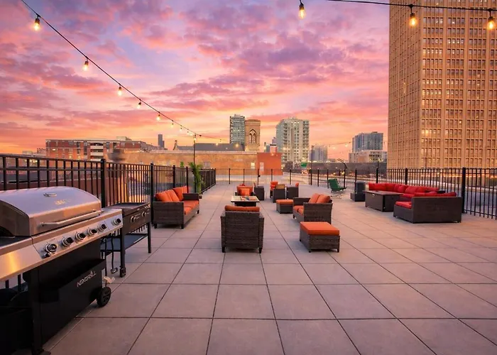 Spacious And Luxurious 3br Near Mccormick Place And Soldier Field With Optional Parking - Sleeps 10 *