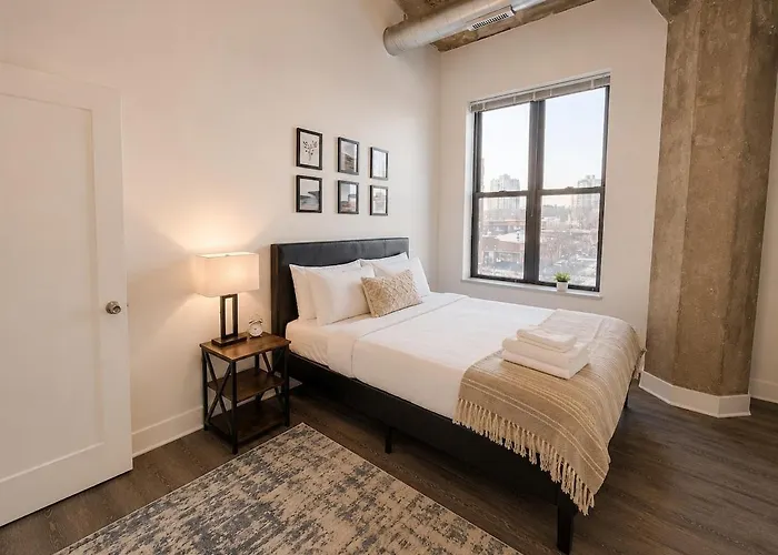 Spacious And Luxurious 3br Near Mccormick Place And Soldier Field With Optional Parking - Sleeps 10