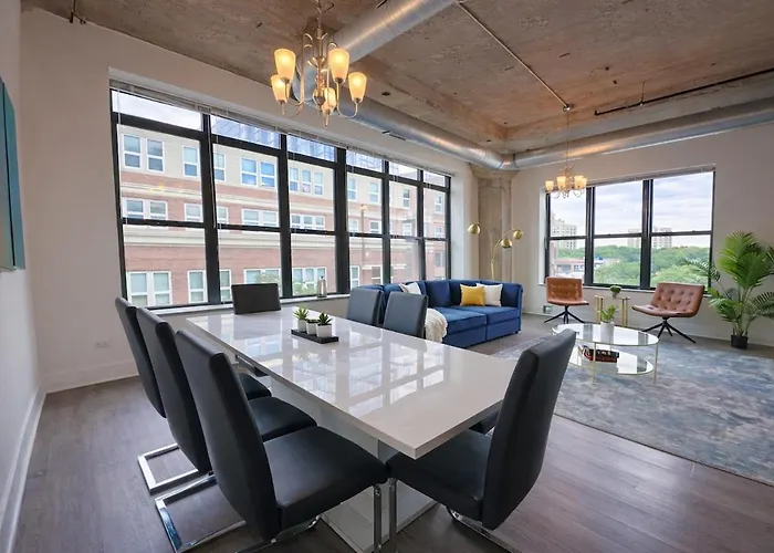 Spacious And Luxurious 3br Near Mccormick Place And Soldier Field With Optional Parking - Sleeps 10 *